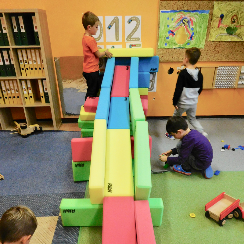 RIWI soft bausteine sind XXL Schaumstoffbausteine zum kreativen Spielen, bauen und Kinder turnen