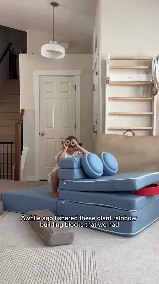 Customer video: child playing on the RIWI® Play Couch